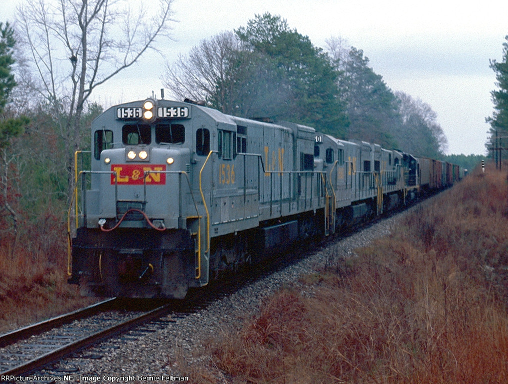 L&N U30C #1536 leading SCL train #380 to the east approach of the Tallapoosa River bridge on a dreary spring day 